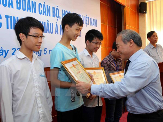 Tuyên dương và trao tặng học bổng cho học sinh giỏi xuất sắc