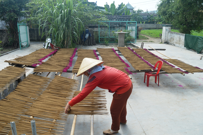 Rộn ràng nghề làm hương trầm vụ Tết
