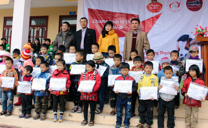 Trao quà cho học sinh xã Quảng Thạch