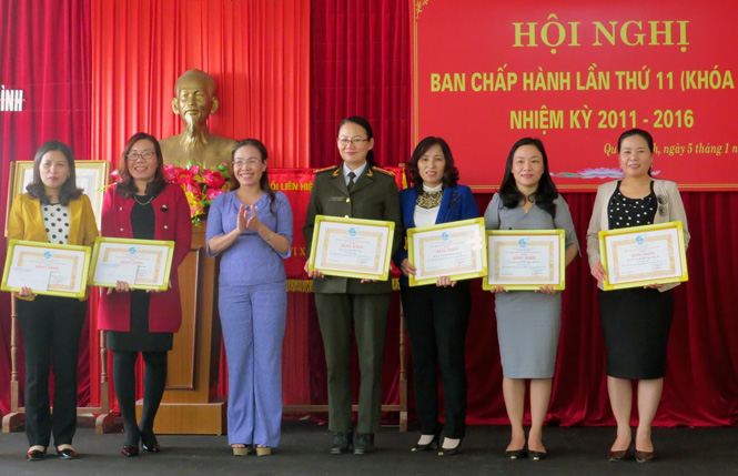 Đẩy mạnh phong trào thi đua "Phụ nữ tích cực học tập, lao động sáng tạo, xây dựng gia đình hạnh phúc"