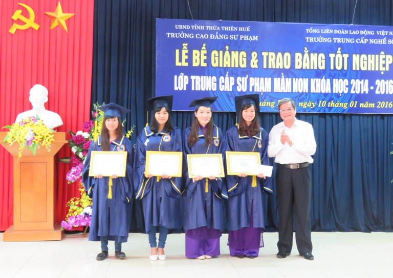 Trường trung cấp nghề số 9: Trao bằng tốt nghiệp lớp trung cấp sư phạm mầm non