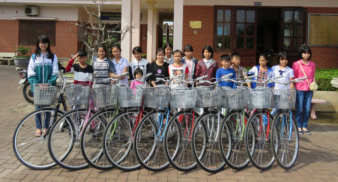 Tặng quà cho trẻ em Làng SOS Đồng Hới