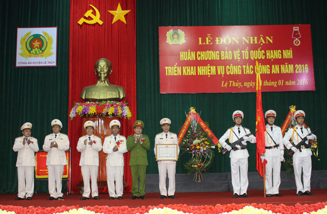 Công an huyện Lệ Thủy đón nhận Huân chương Bảo vệ Tổ quốc hạng Nhì