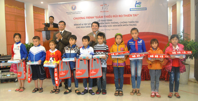 Trao bản đồ, tập vở cung cấp kiến thức phòng, chống thiên tai cho ngư dân và học sinh