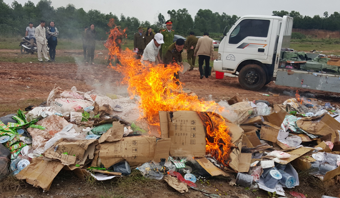 Tiêu hủy hàng giả và hàng cấm lưu thông trên thị trường