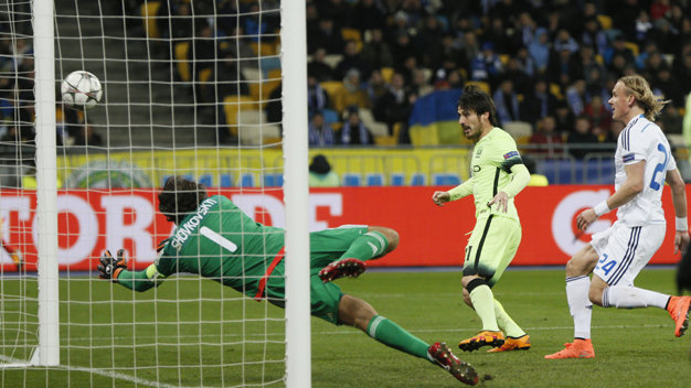 Đá bại Dynamo Kiev 3-1, M.C đặt một chân vào tứ kết