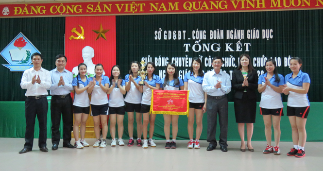 Trường THPT Lương Thế Vinh và Phòng GD-ĐT Đồng Hới giành ngôi vô địch