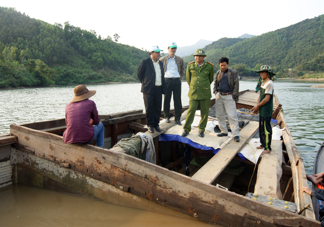 Kiểm tra tình hình khai thác cát, sạn trên sông Long Đại
