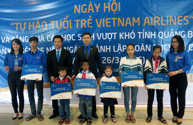 Đoàn thanh niên Vietnam Airlines tặng quà cho học sinh có hoàn cảnh khó khăn