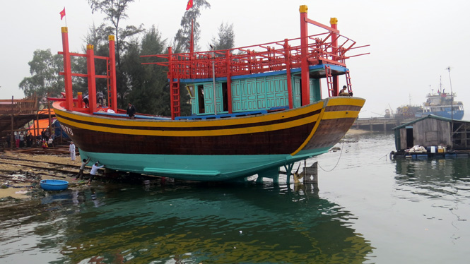 Hạ thủy tàu cá vỏ gỗ có công suất 822CV