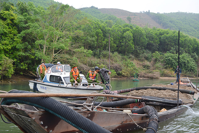 Quảng Ninh: Tăng cường công tác quản lý việc khai thác khoáng sản, đất san lấp và cát, sạn lòng sông