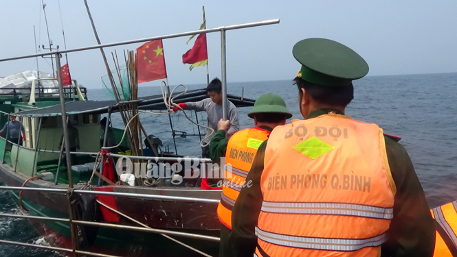 Hải đội 2 BĐBP Quảng Bình xua đuổi 6 tàu cá Trung Quốc vi phạm vùng biển Việt Nam