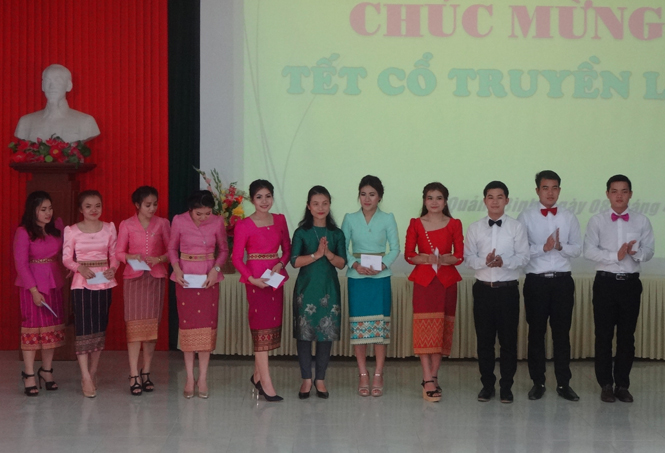 Gặp mặt và chúc mừng lưu học sinh, cán bộ Lào nhân dịp Tết cổ truyền Bun Pi May