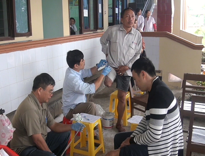 Khám bệnh miễn phí cho các nạn nhân tai nạn bom mìn sau chiến tranh
