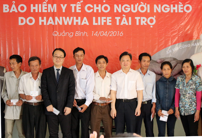 Tặng thẻ Bảo hiểm y tế cho đối tượng cận nghèo
