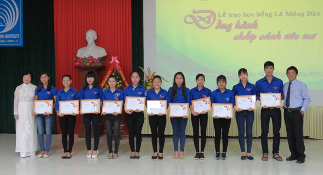 112 học sinh, sinh viên được nhận học bổng Lê Mộng Đào