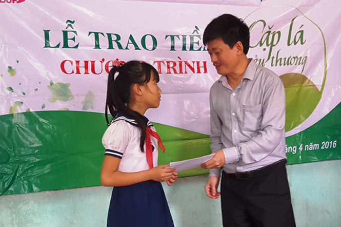 Ngân hàng Chính sách xã hội Quảng Bình: Trao tiền hỗ trợ chương trình "Cặp lá yêu thương"