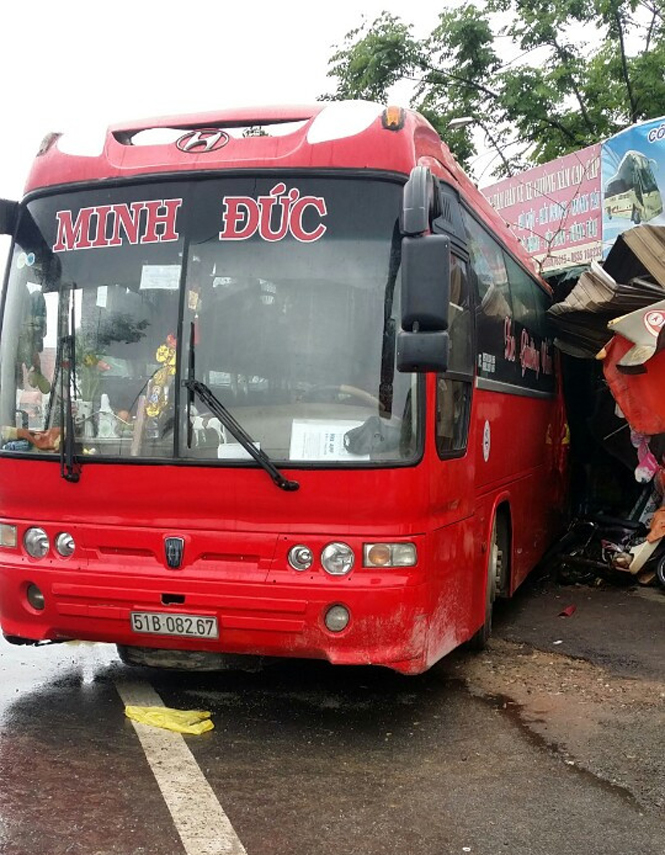 Xe khách lao vào nhà dân, hơn 30 người thoát chết