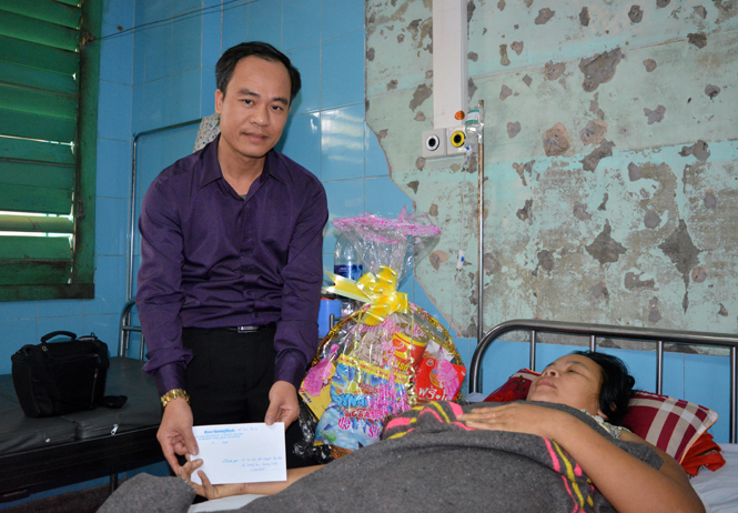 Trao quà và tiền hỗ trợ bệnh nhân Nguyễn Thị Hòa ở xã Trường Sơn, huyện Quảng Ninh