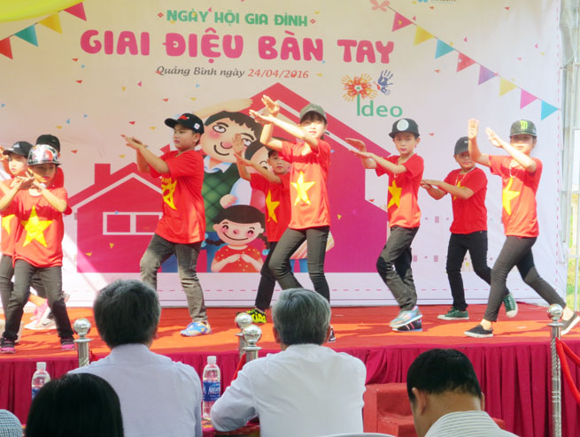 "Giai điệu bàn tay" - Ngày hội gia đình trẻ điếc lần thứ 2