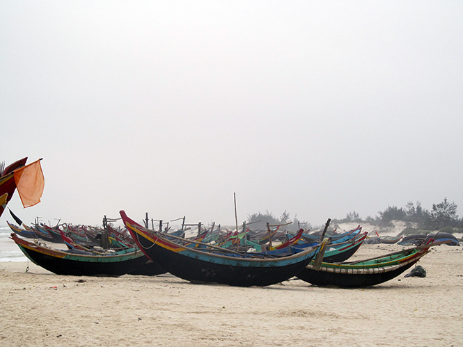 Cá vẫn chết, dân chài ôm thuyền ngóng biển