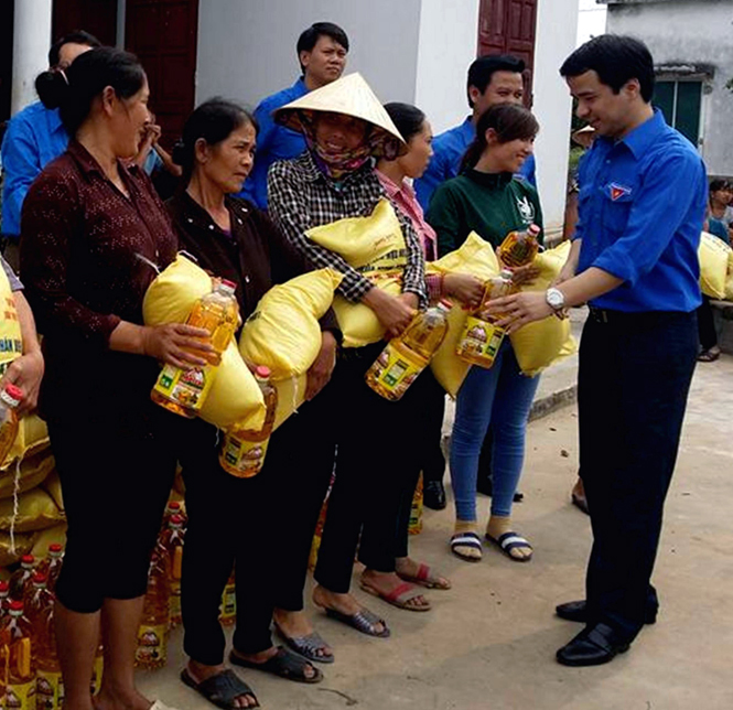 Trung ương Đoàn tặng 500 suất quà cho ngư dân huyện Quảng Trạch