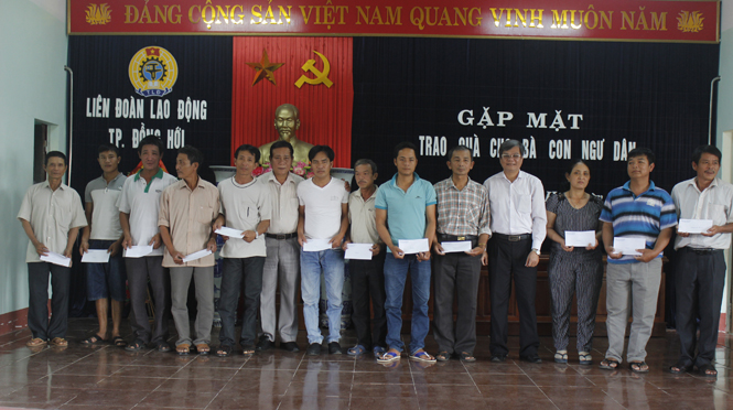 Liên đoàn Lao động tỉnh: Trao tiền hỗ trợ cho đoàn viên các nghiệp đoàn nghề cá và ngư dân thành phố Đồng Hới