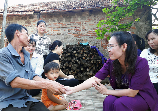 Hội LHPN tỉnh: Trao 110 suất quà cho gia đình các hội viên có hoàn cảnh khó khăn