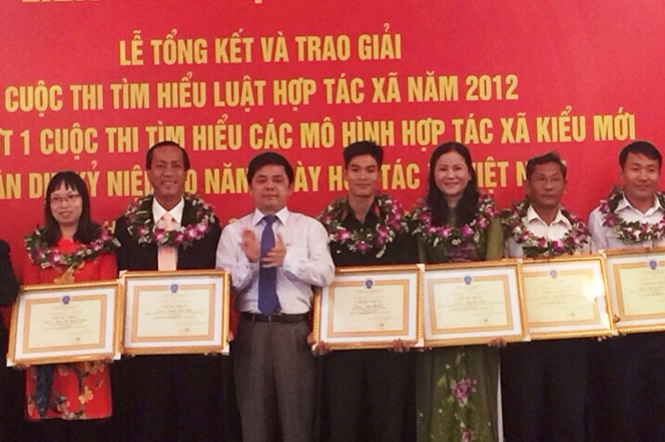 Trao giải cuộc thi Tìm hiểu Luật Hợp tác xã năm 2012