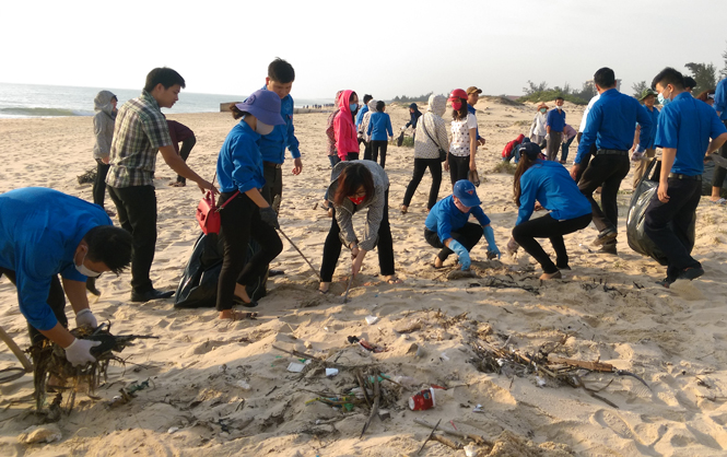 Đoàn viên, thanh niên làm vệ sinh môi trường bãi biển Đồng Hới