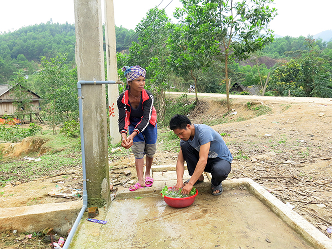 Bản Khe Rôông làm nước sạch