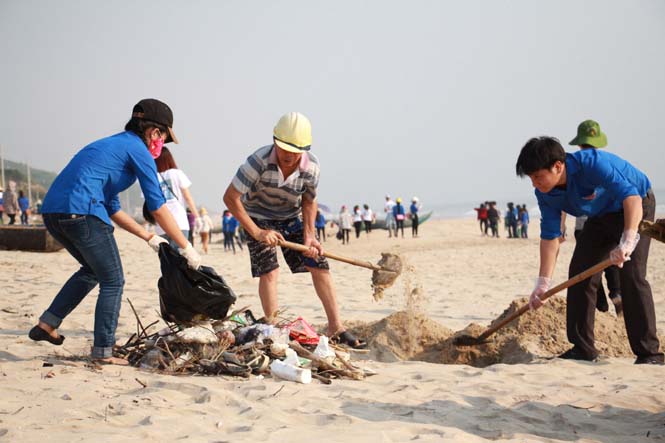 Nhóm thiện nguyện thành phố Hồ Chí Minh chia sẻ khó khăn cùng ngư dân