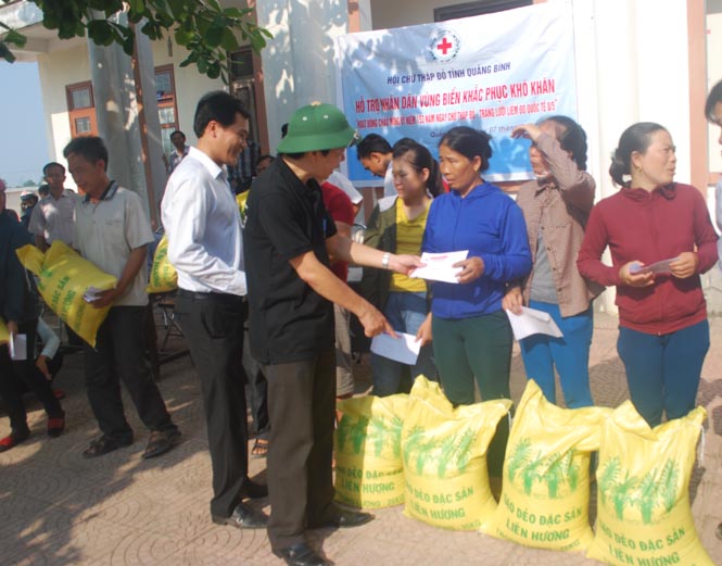 Hội Chữ thập đỏ tỉnh tổ chức cứu trợ cho 750 hộ dân các xã vùng ven biển