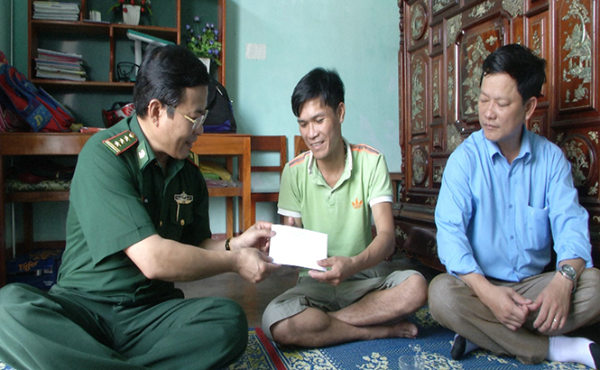 Bộ đội Biên phòng tỉnh: Đẩy mạnh tuyên truyền và hỗ trợ ngư dân bị thiệt hại do cá biển chết