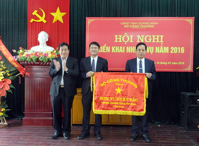 Thúc đẩy chuyển dịch cơ cấu kinh tế theo hướng tăng tỷ trọng công nghiệp-xây dựng và dịch vụ
