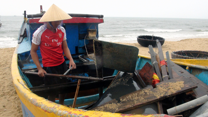 Bố Trạch: Lốc xoáy đánh chìm 13 tàu cá