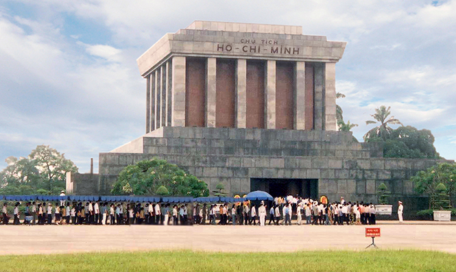 Nguyện mãi noi theo tấm gương đạo đức của Người