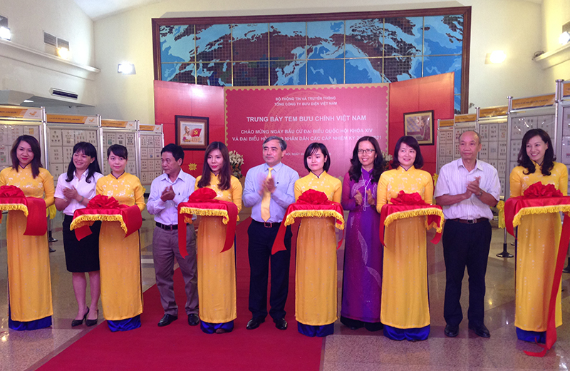Trưng bày hơn 1.000 mẫu tem chào mừng ngày bầu cử