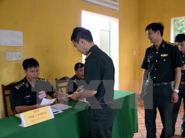 Cử tri tại nhiều địa phương trong cả nước tiến hành bầu cử sớm