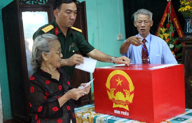 Cử tri thành phố Đồng Hới trong ngày hội lớn
