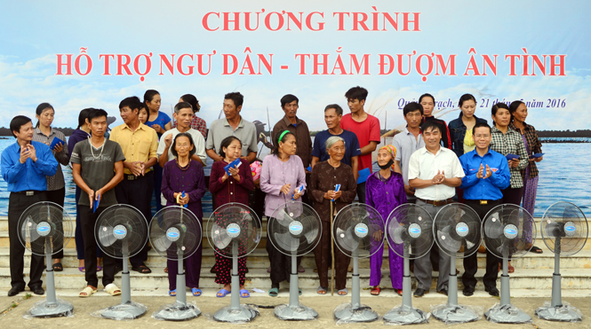 Đoàn thanh niên Mobifone: Tặng quà cho các ngư dân có hoàn cảnh khó khăn