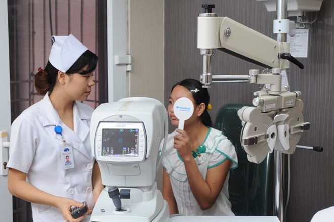 Phát kính và phẫu thuật mắt miễn phí cho học sinh hoàn cảnh khó khăn