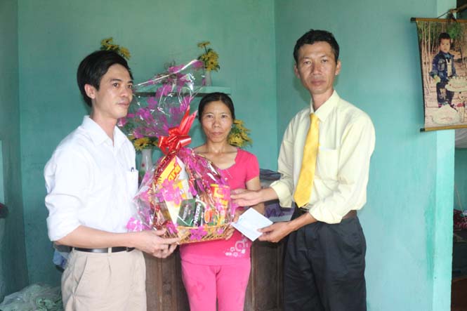 Trao tiền hỗ trợ cho gia đình của cháu Nguyễn Ngọc Trọng bị ung thư máu
