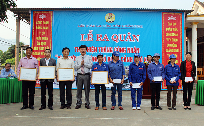 Chia sẻ khó khăn cùng công nhân lao động nghèo