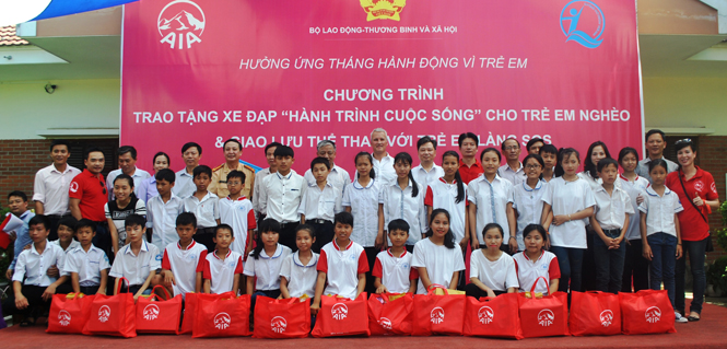 Trao quà và 50 xe đạp "Hành trình cuộc sống" cho trẻ em nghèo tỉnh Quảng Bình