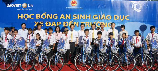 Trao học bổng "An sinh giáo dục-Xe đạp đến trường" cho trẻ em có hoàn cảnh khó khăn.