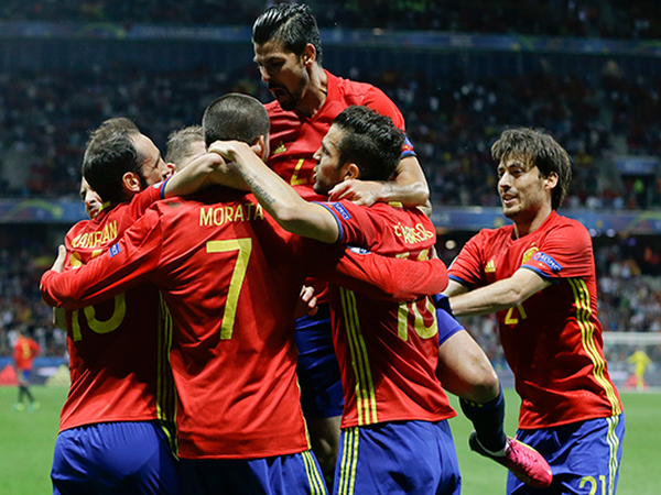 EURO 2016 đã xác định được ba đội tuyển giành vé vào vòng 1/8