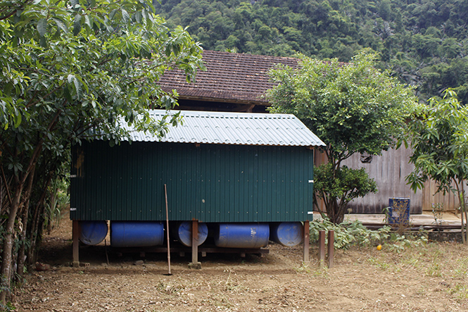Nhà vượt lũ ở Tân Hóa