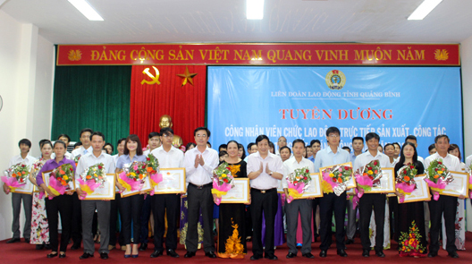 Tuyên dương công nhân, viên chức, lao động trực tiếp sản xuất và công tác