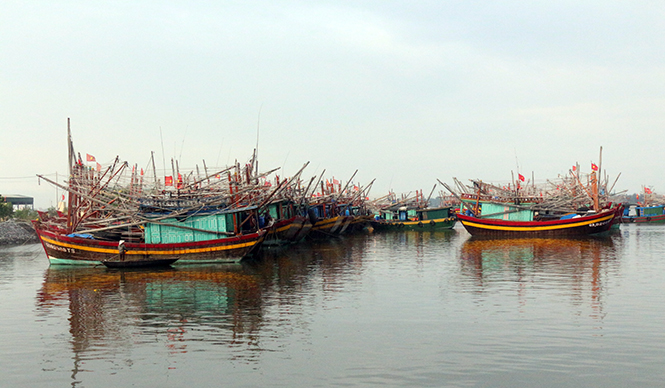 Nỗ lực để tàu 67 vươn khơi